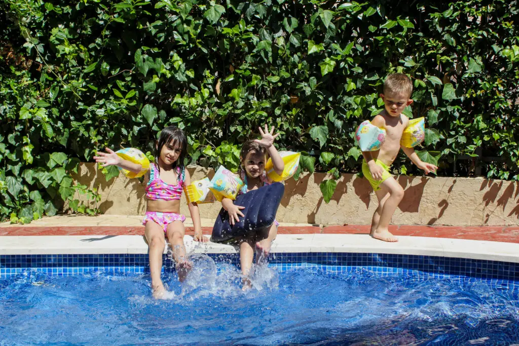 kids-waiving-from-pool