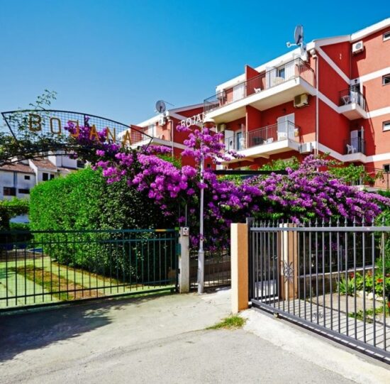 exterior-villa-garden-front-gate