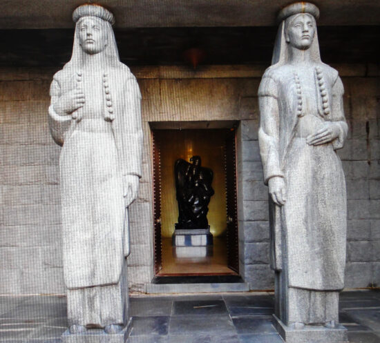 mausoleum-ladies-stone-statues